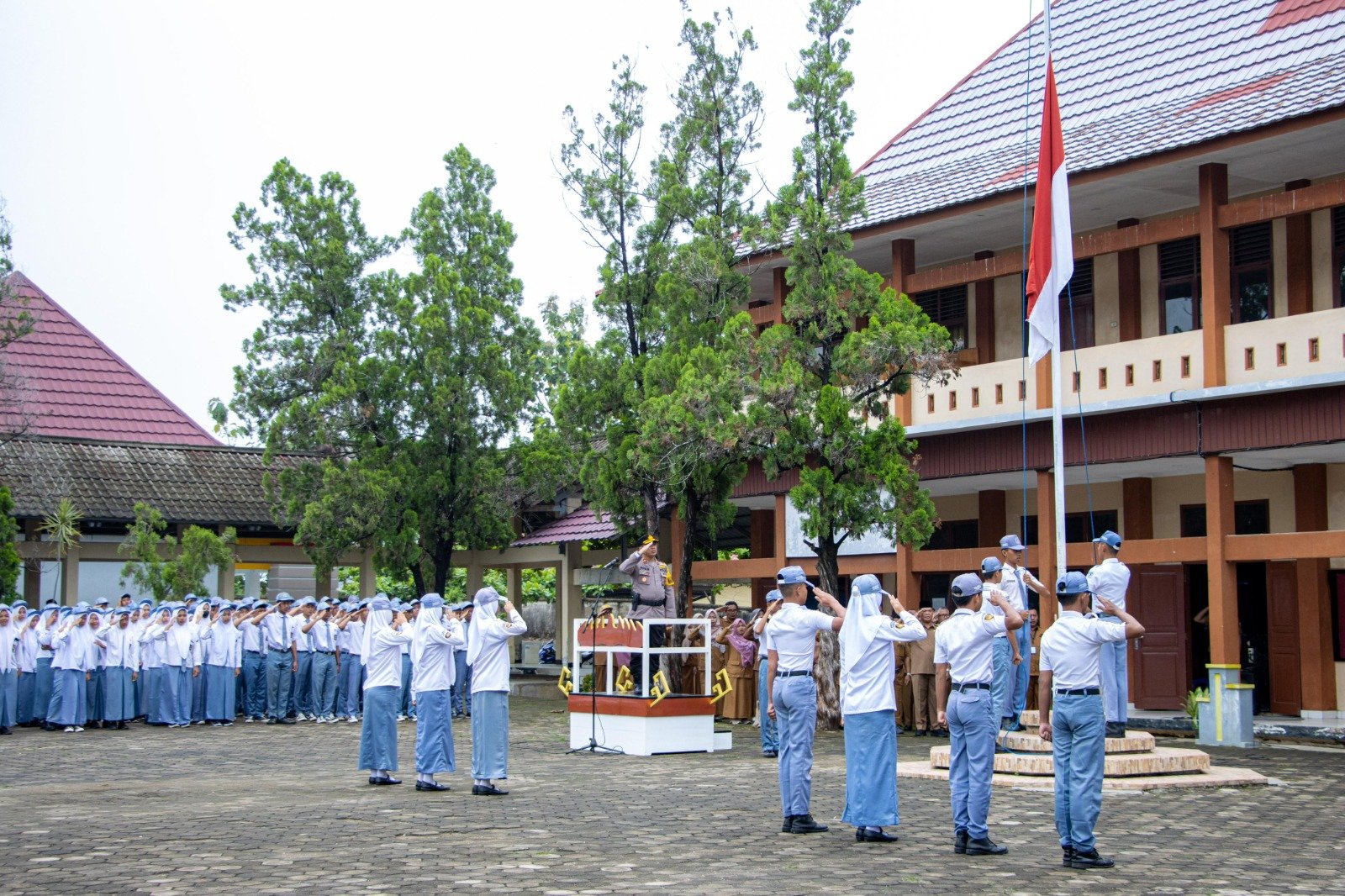 Pejabat Polres Pringsewu Jadi Pembina Upacara di Sekolah, Berikan Motivasi Ajak Pelajar Jauhi Kenakalan Remaja 2 IMG 20240205 WA0030