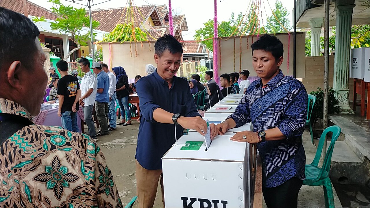 Kepala Pekon Sinarsemendo Bersama Calon Anggota DPRD Kabupaten Tanggamus Gunakan Hak Pilih Di TPS 3 Sinarsemedo 14 Pebruari 2024 2 IMG20240214121133
