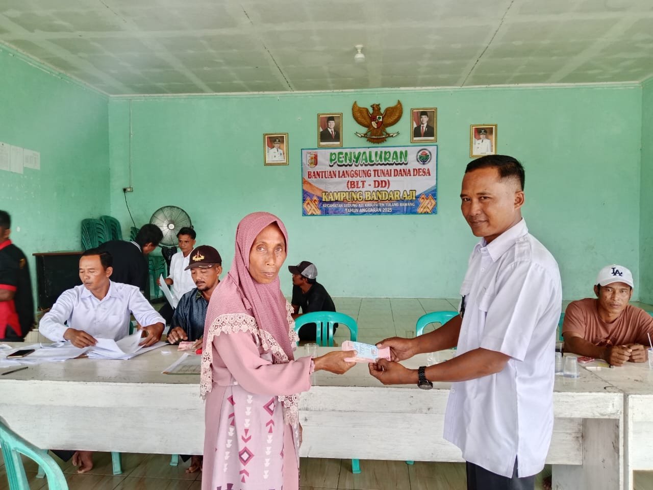 BLT-DD Tahap Pertama Resmi Disalurkan, Empat Belas KPM di Kampung Bandar Aji Terima Bantuan Langsung Tunai 2 IMG 20250517 WA0035